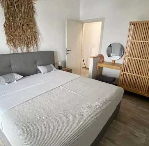 Victoria's Dream, In Paros Nausa