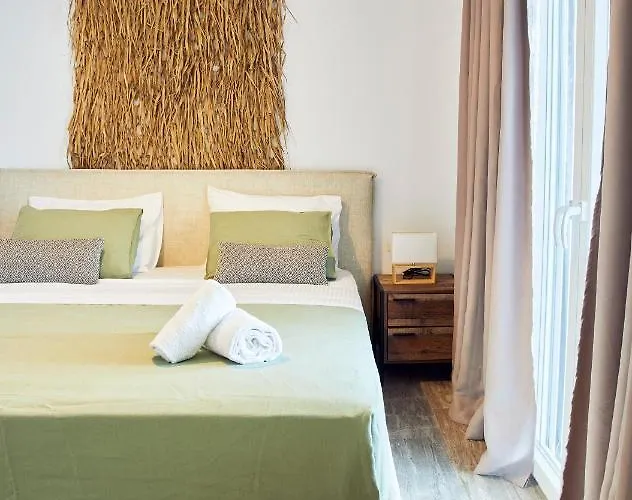 Victoria's Dream, In Paros Nausa